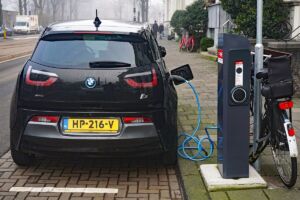 CÓMO AHORRAR DINERO CON LOS VEHÍCULOS ELÉCTRICOS
